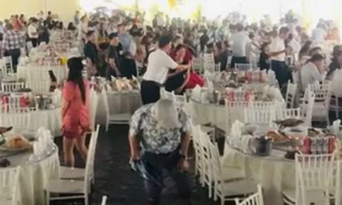 Đám cưới đặc biệt: Nước ngập nửa mét, gần 800 khách vẫn đội mưa đến dự