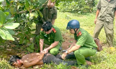 Bắt nam thanh niên 20 tuổi dùng hung khí tấn công cha dượng