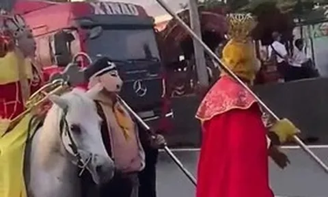 Công an làm việc với 4 "thầy trò Đường Tăng" cưỡi ngựa, đi bộ trong làn ô tô