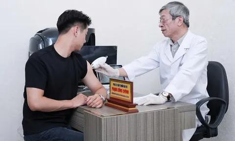 PGS.TS.TTƯT Phạm Công Chính: Tại Da liễu 247, điều trị viêm nang lông bắt đầu từ chẩn đoán đúng