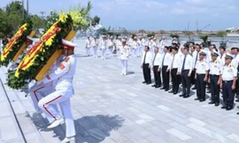 Thủ tướng dâng hương tưởng niệm tại Di tích Quốc gia đặc biệt Đường Hồ Chí Minh trên biển