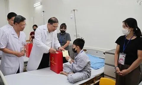 Phó Thủ tướng Thường trực Phạm Gia Túc thăm, tặng quà bệnh nhi dịp Tết Trung thu