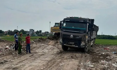 Đổ trái phép hơn 4.500 tấn chất thải xây dựng, giám đốc công ty vận tải vướng vòng lao lý