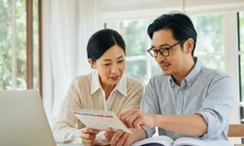 Tuổi 40 và bài toán chia tiền: Bao nhiêu cho mái ấm của con, bao nhiêu cho tuổi già của cha mẹ?