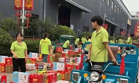 Công ty tặng quà Trung thu "khủng", nhân viên phải dùng xe ba gác chở về