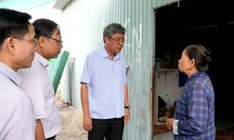 Phó Chủ tịch UBND tỉnh Lâm Đồng kiểm tra vùng ngập lụt, chia sẻ với người dân bị ảnh hưởng