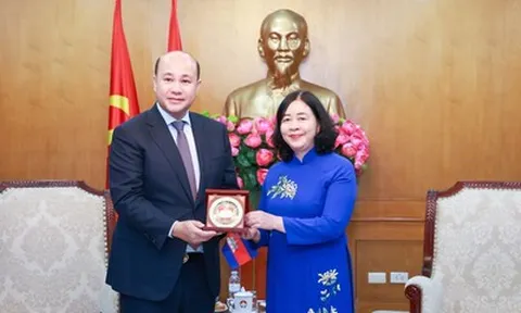 Chủ tịch Bùi Thị Minh Hoài tiếp Đoàn đại biểu cấp cao Hội Liên hiệp thanh niên Campuchia