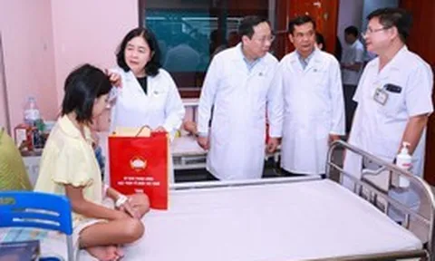 Chủ tịch Ủy ban Trung ương MTTQ Việt Nam tặng quà Trung thu tại Bệnh viện Nhi Trung ương