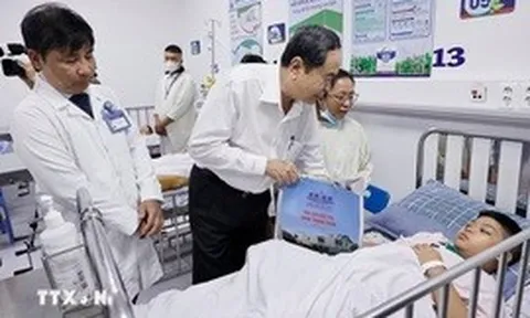 Chủ tịch Quốc hội thăm, động viên các bệnh nhi tại Bệnh viện Nhi đồng 1, TPHCM