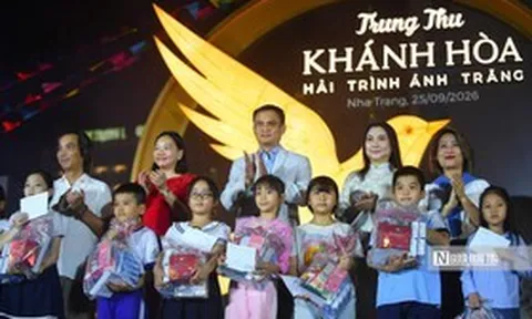 Du khách nước ngoài đội mưa vui Trung thu cùng trẻ em bên biển Nha Trang