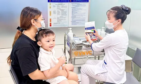 Gần 300 trung tâm VNVC đồng loạt tiêm vắc xin tay chân miệng đầu tiên tại Việt Nam