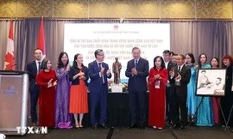 Tổng Bí thư, Chủ tịch nước Tô Lâm gặp gỡ cán bộ, nhân viên Đại sứ quán và cộng đồng người Việt Nam tại Canada