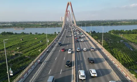 Ngày đầu thực hiện giữ khoảng cách trên cầu Nhật Tân: Biển báo bất ngờ bị tháo bỏ
