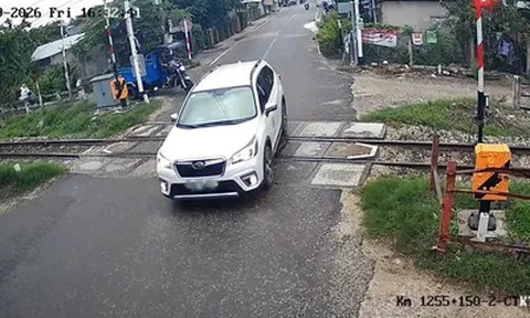 Vượt đường ngang khi đèn đỏ bật sáng, tài xế bị xử phạt 19 triệu đồng