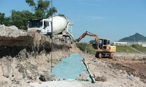 Chạy đua với thời gian sửa chữa tuyến đê bị hư hỏng sau bão