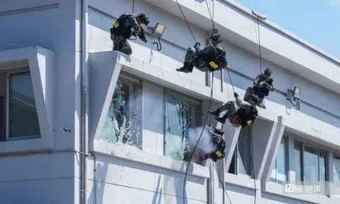 Cảnh sát đặc nhiệm diễn tập giải cứu con tin, xử lý bom mìn tại Ga Nhổn