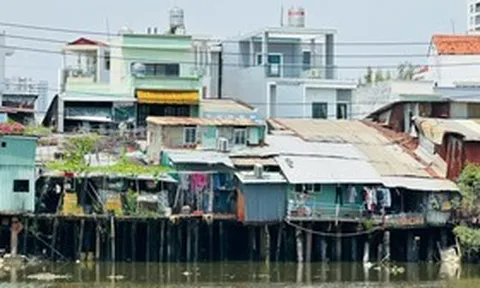 Những mái nhà chênh vênh bên bờ Nam kênh Đôi trước ngày di dời