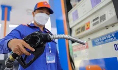 Kéo dài thời hạn áp dụng thuế nhập khẩu ưu đãi, thuế BVMT, thuế GTGT đối với xăng, dầu đến hết năm 2026