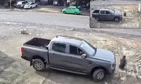 Đang ngồi trước cổng bến xe, người đàn ông bị ô tô bán tải tông trúng tử vong
