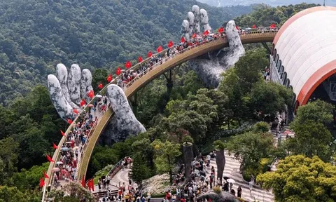 Du khách đến Bà Nà thích thú với bánh Eric Kayser lấy cảm hứng từ cờ đỏ sao vàng