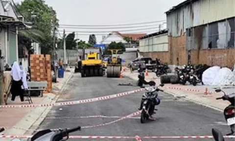 Đang đứng thổi bụi, người đàn ông bị xe lu cán tử vong