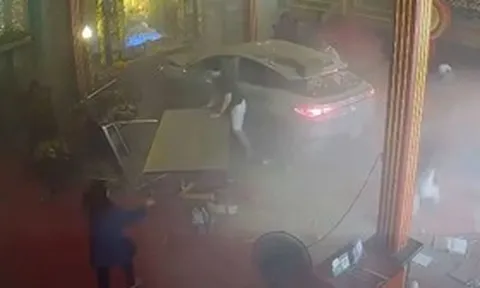Ô tô mất lái lao thẳng vào ngôi đền, 3 người bị mắc kẹt dưới gầm xe