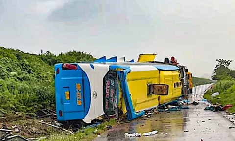 Vụ tai nạn 4 người tử vong trên cao tốc Pháp Vân: Xe khách hỏng nhiều bộ phận vẫn chạy