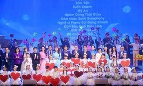 Chủ tịch Quốc hội dự chương trình 'Kết nối yêu thương', chung tay hỗ trợ phụ nữ, trẻ em có hoàn cảnh khó khăn