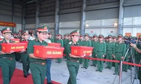 Vận chuyển 15.401 mẫu sinh phẩm hài cốt liệt sĩ bằng máy bay quân sự ra Hà Nội để giám định ADN