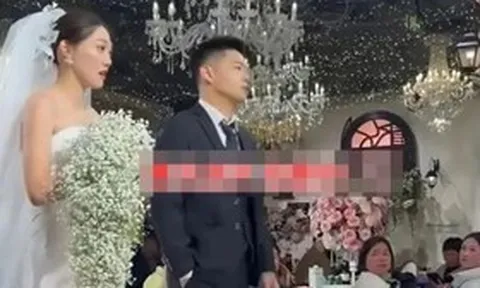 Giữa đám cưới, chú rể có hành động "lạ" khiến cô dâu khó xử