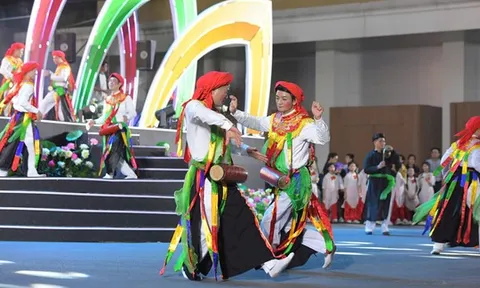 Rực rỡ “Sắc màu năm châu” giữa lòng Thủ đô Hà Nội