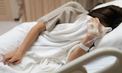 Có dấu hiệu này, người phụ nữ 45 tuổi đi khám bất ngờ phát hiện 2 bệnh ung thư