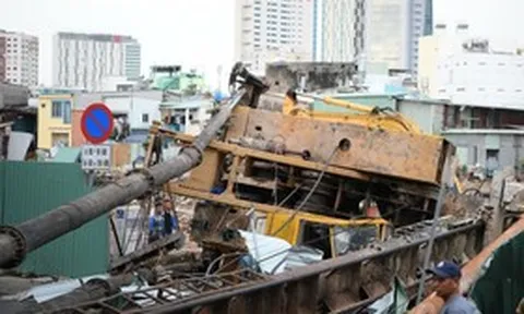 Tp.HCM: Khối sắt nặng hàng chục tấn đổ ầm xuống đường, người dân hoảng hốt