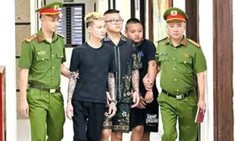 Nữ nhân viên quán karaoke bị giữ trong container, ép "gánh nợ"