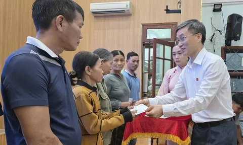 Đoàn đại biểu Quốc hội Tp.Đà Nẵng tặng quà cho người dân xã Xuân Phú