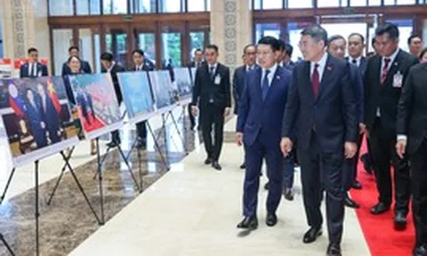 Hai Thủ tướng dự Hội nghị xúc tiến đầu tư Việt Nam-Lào: "Gắn kết chiến lược" trong lĩnh vực kinh tế