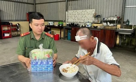 Ấm lòng chuyện công an giúp người đàn ông đi lạc gần 800km về nhà