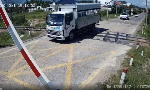 Vượt đường sắt khi đèn đỏ, tài xế bị phạt 19 triệu đồng