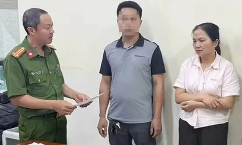 Người phụ nữ bị khởi tố vì mang chuồng chó, giường ra chặn ngõ đi chung