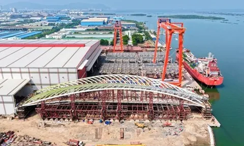 Cầu đi bộ qua sông Sài Gòn thử tải thành công, tiến gần đến giai đoạn hợp long
