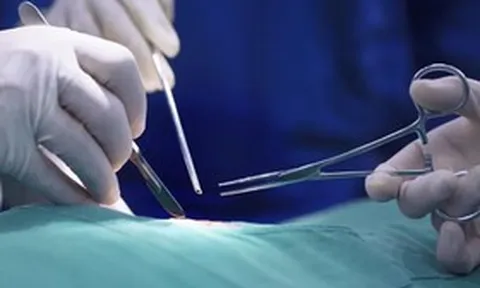 Cụ bà 74 tuổi vào viện phẫu thuật chân phải, bác sĩ cắt nhầm chân trái