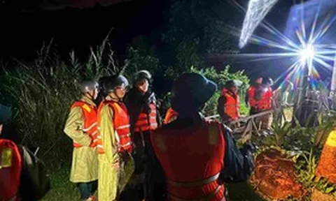 Đi thăm vườn sầu riêng lúc tối, 2 người phụ nữ bị lũ cuốn trôi