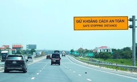 Bộ Xây dựng trả lời về quy định giữ khoảng cách an toàn trên cao tốc