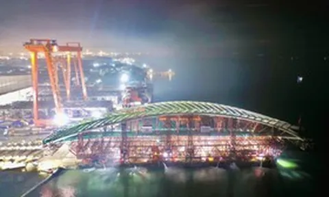 Xuyên đêm hạ thủy nhịp cầu đi bộ 3.400 tấn qua sông Sài Gòn xuống sà lan