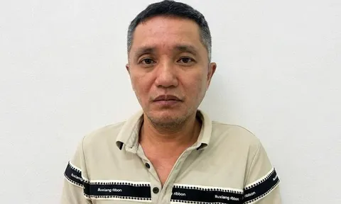 Tạm giữ người đàn ông cầm thanh sắt đuổi đánh tài xế, đập phá ô tô trên đường Giải Phóng