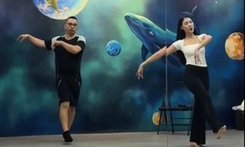 Người đàn ông 40 tuổi chiều vợ nhất vịnh Bắc Bộ, học múa cổ trang biểu diễn cho vợ xem