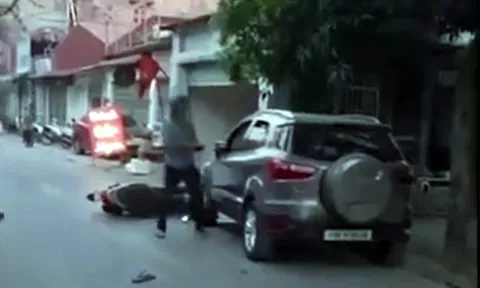 Điều tra vụ người đàn ông đâm người ngồi trong xe ô tô giữa phố
