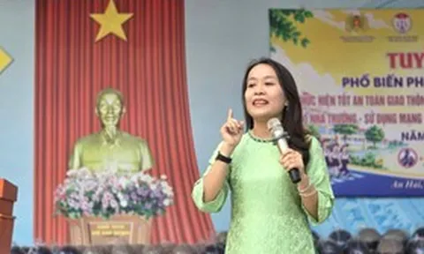 Buổi chào cờ đặc biệt với những câu hỏi pháp luật hóc búa
