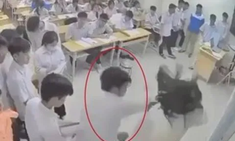 Tạm giữ nam sinh hành hung giáo viên ngay trên bục giảng