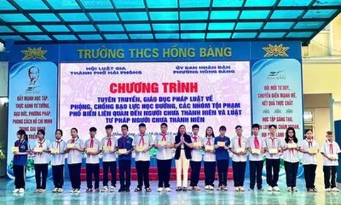 Hải Phòng: Tuyên truyền pháp luật, trao học bổng cho học sinh khó khăn